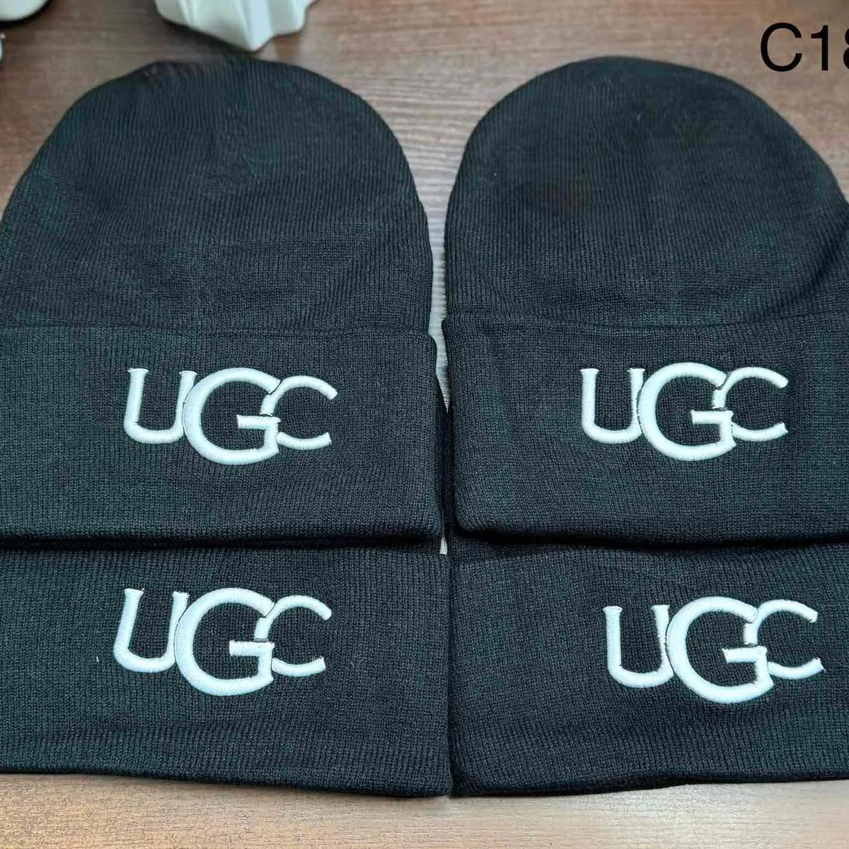 Czapki damskie beanie czarne z napisem UGC C18
