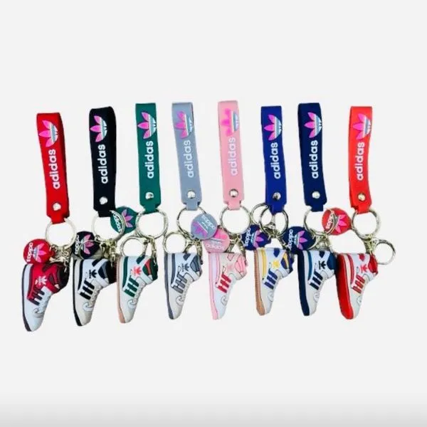 Brelok do kluczy sneaker Adidas różne kolory