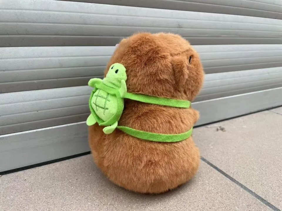 Maskotka Pluszowa Kapibara 30cm z Plecakiem Żółwiem