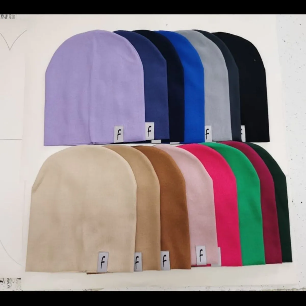 Czapka damska prążkowana beanie z naszywką F - mix kolorów 10szt