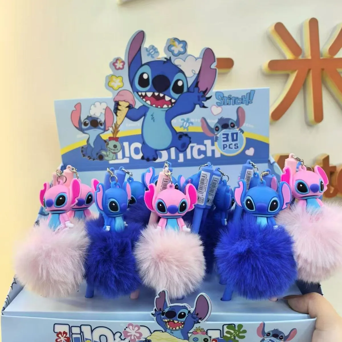 Długopis Stitch z puszystym pomponem i figurką, 30 szt