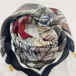 Szal damski print liściowy zielony z czarną obwódką