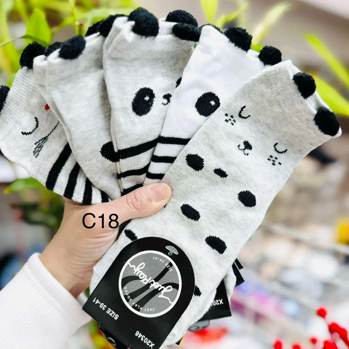 Skarpetki damskie panda szare z pomponami