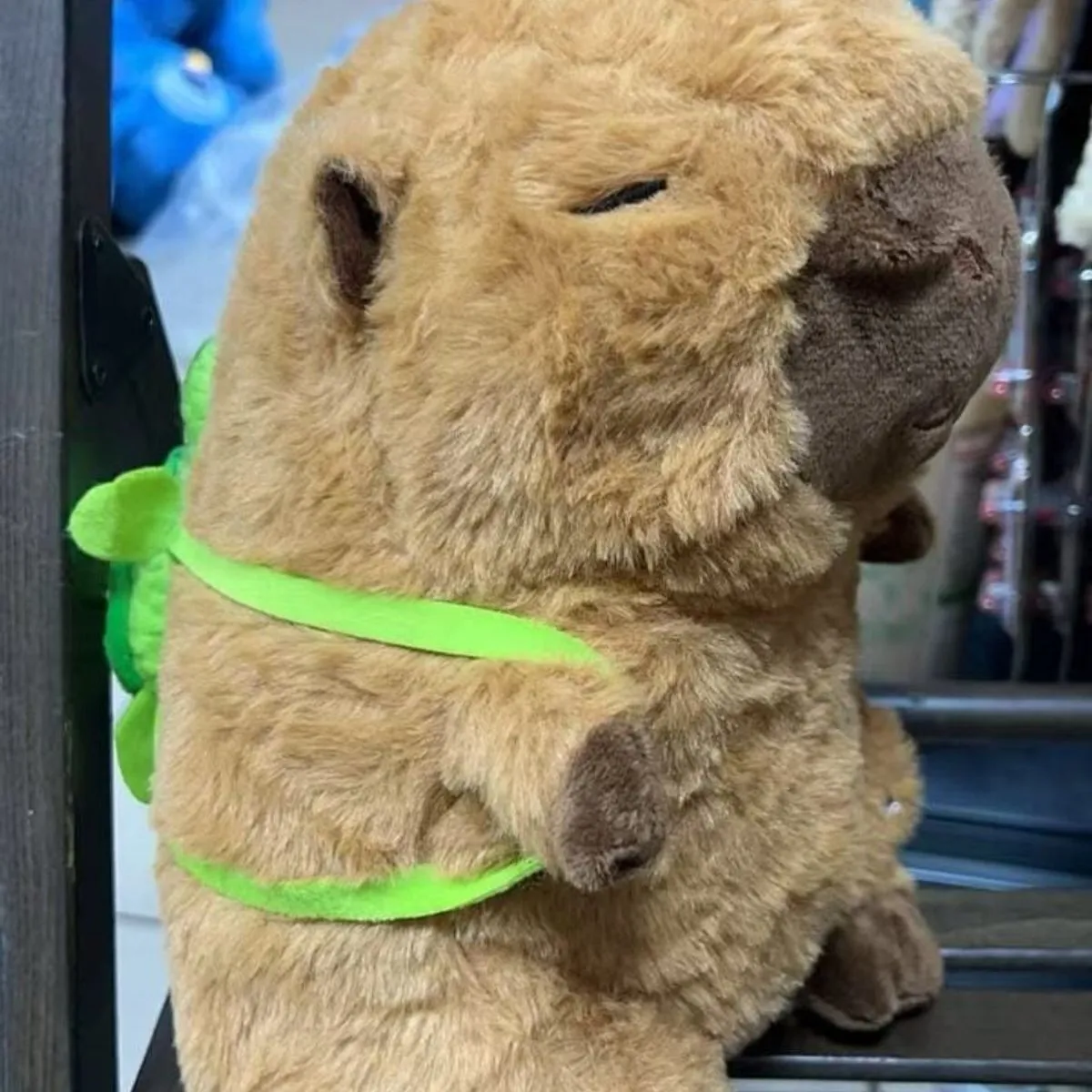 Maskotka Pluszowa Kapibara z Zielonym Plecakiem 30cm