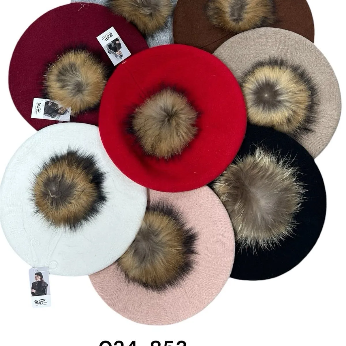 Beret damski z pomponem z naturalnego futra, multikolor