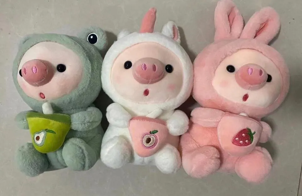 Maskotka Pluszowa Świnka w Przebraniu 25cm - Mix Wzorów