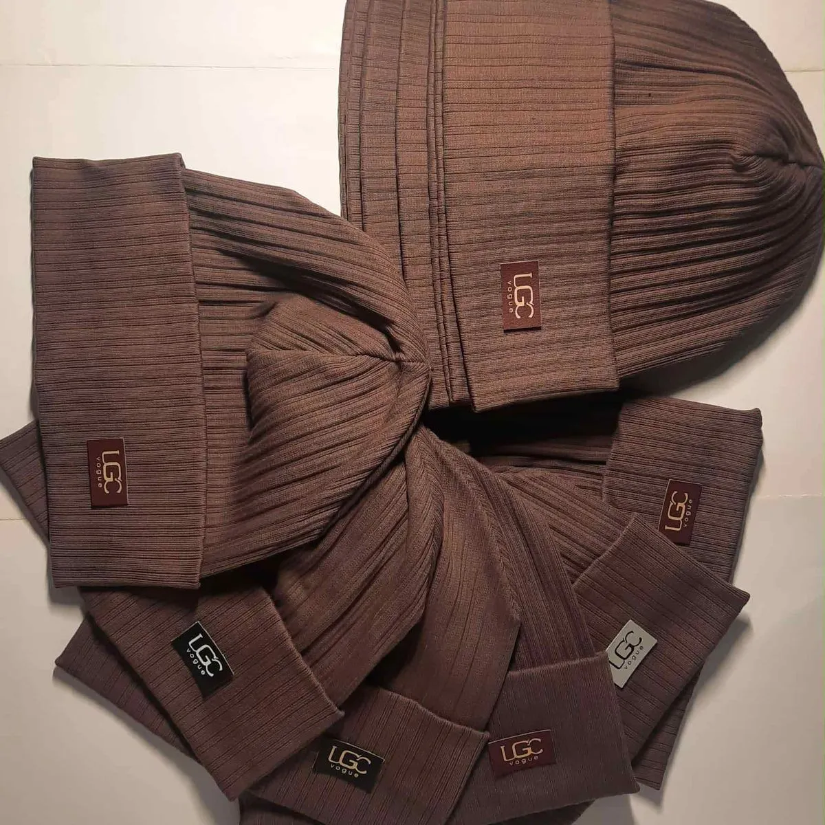 Czapki damskie beanie UGG brązowe prążkowane