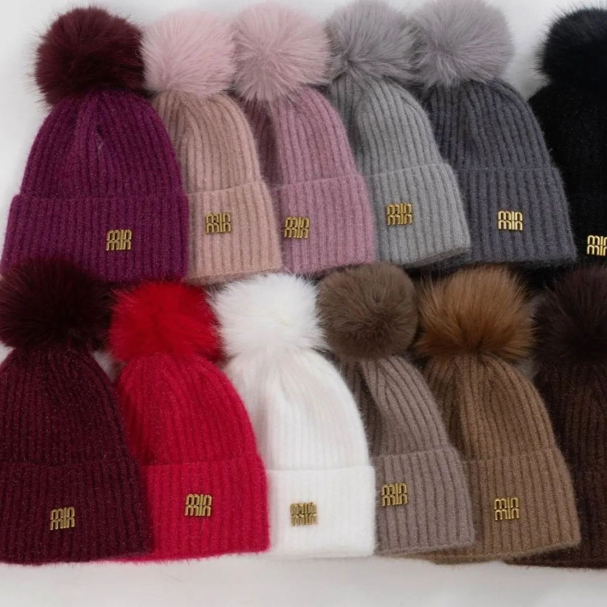 Czapki damskie z pomponem i logo MONCLER, 12 szt