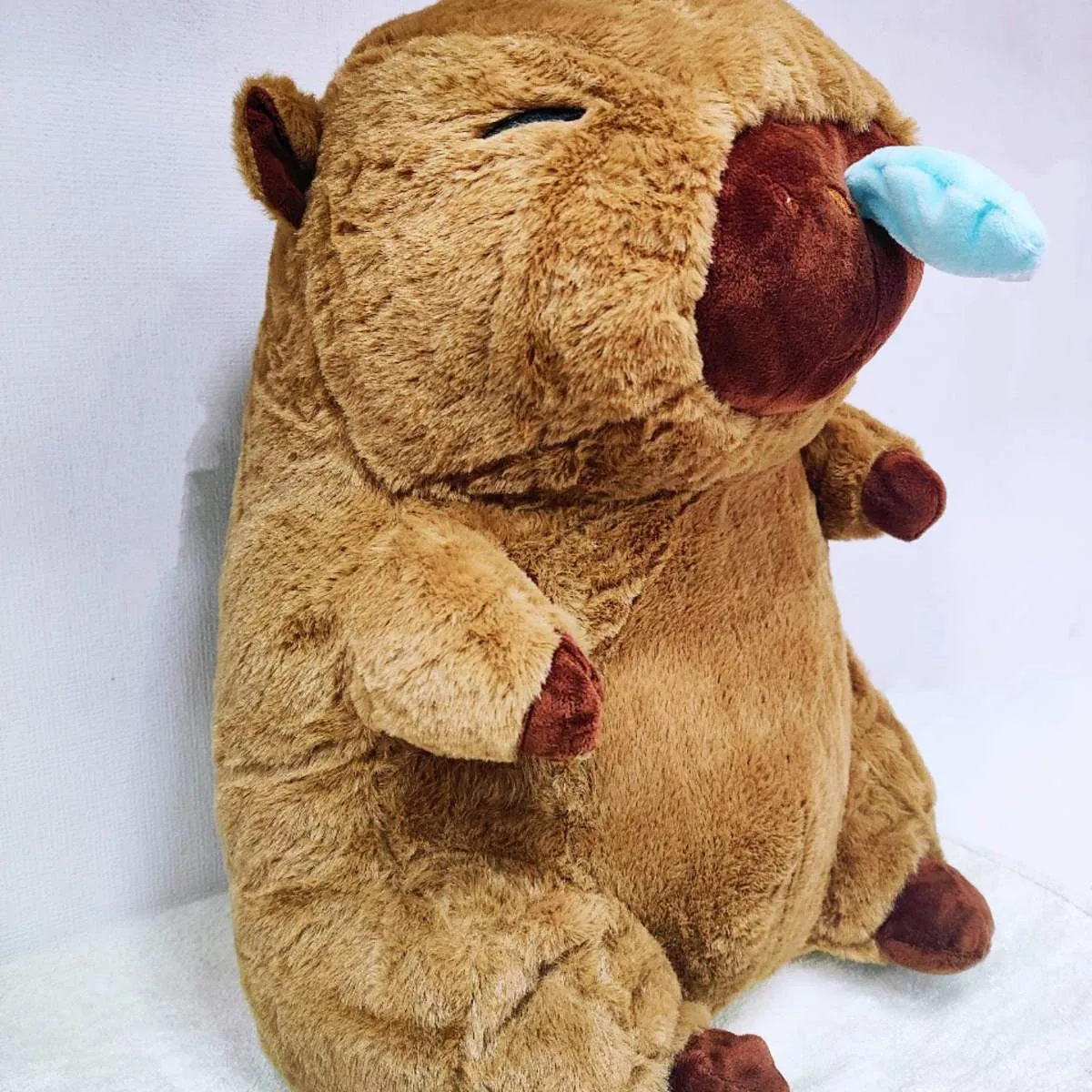 Maskotka wombat z kocykiem brązowa