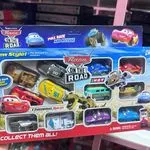 Zestaw 6 samochodów Cars Pull Back Super Racer na drodze