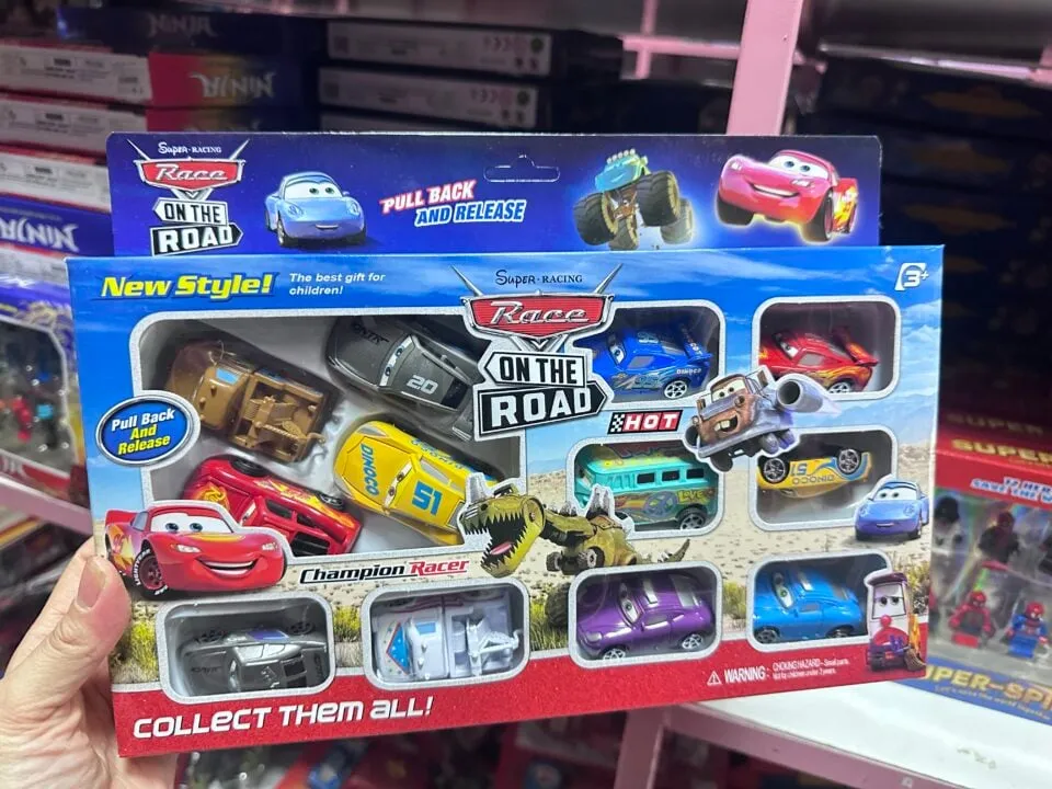 Zestaw 6 samochodów Cars Pull Back Super Racer na drodze