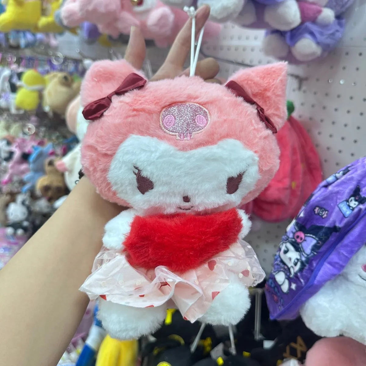 Maskotka Pluszowa Kuromi 23cm Różowa z Sercem i Sukienką