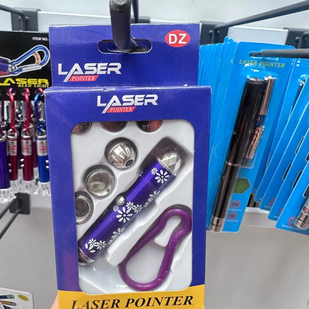 Wskaźnik laserowy z karabińczykiem i końcówkami, fioletowy, 12szt