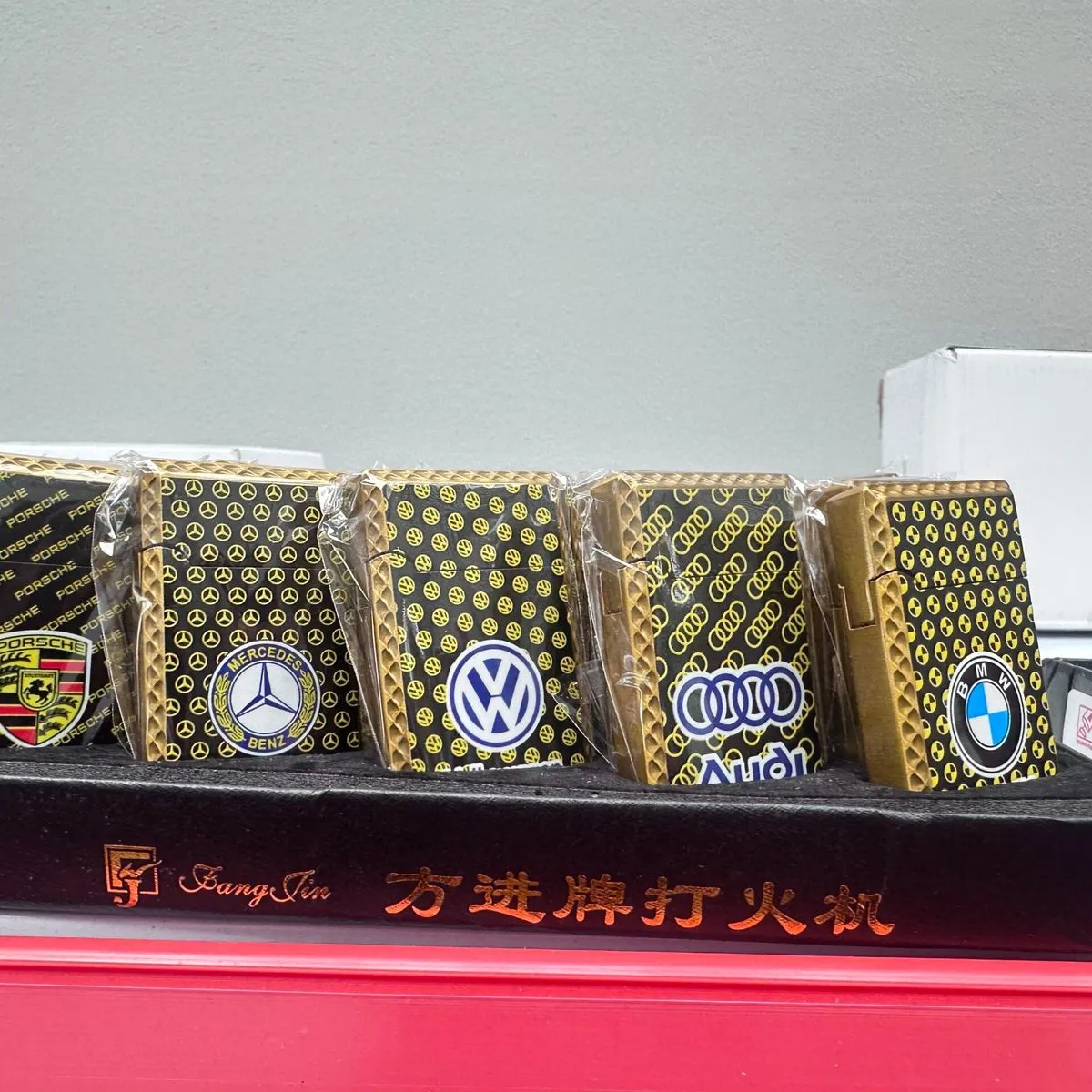 Zapalniczka metalowa z logo marek samochodowych, 12 szt.