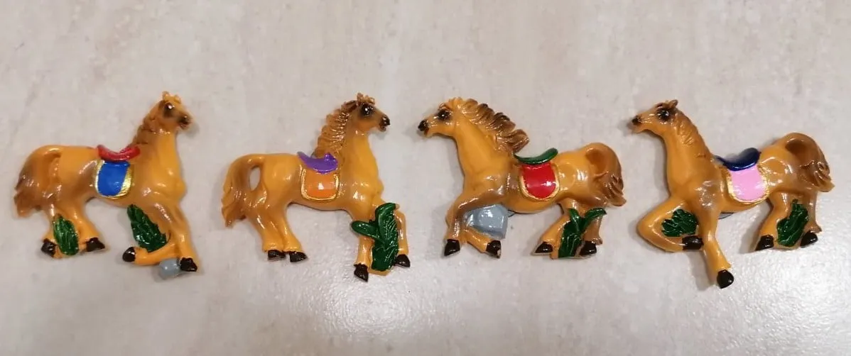 Magnetyczne figurki 3D koni na lodówkę, 30 szt.