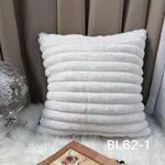 Poszewka dekoracyjna 40x40cm biała futrzana w pasy BL62-1