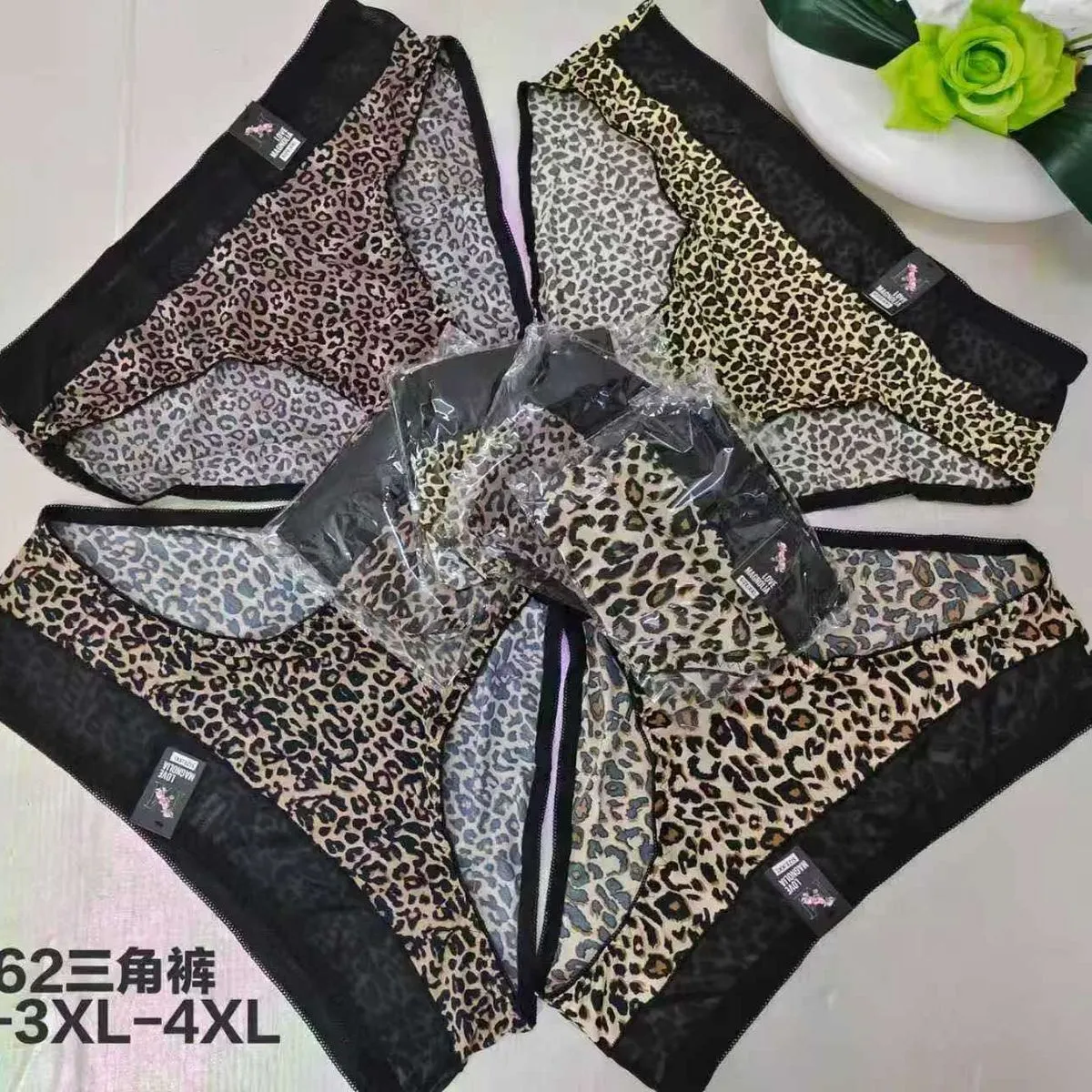 Majtki damskie XL-4XL wzór leoparda czarne koronka