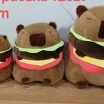 Maskotka Pluszowa Kapibara Hamburger 23cm
