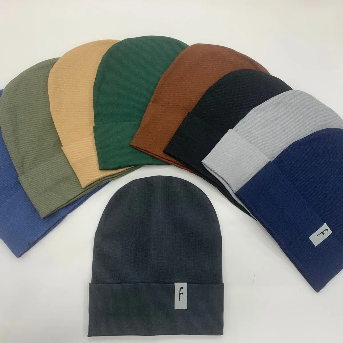 Czapki męskie beanie prążkowane z naszywką, mix kolorów 10 szt.
