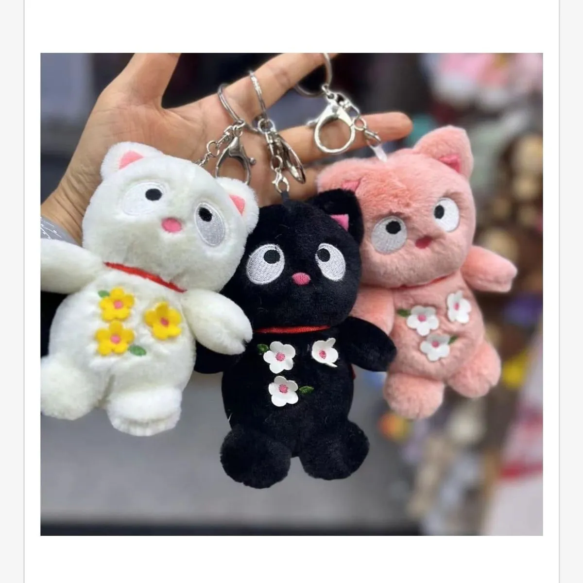 Brelok Maskotka Kot z Kwiatami 3 Kolory