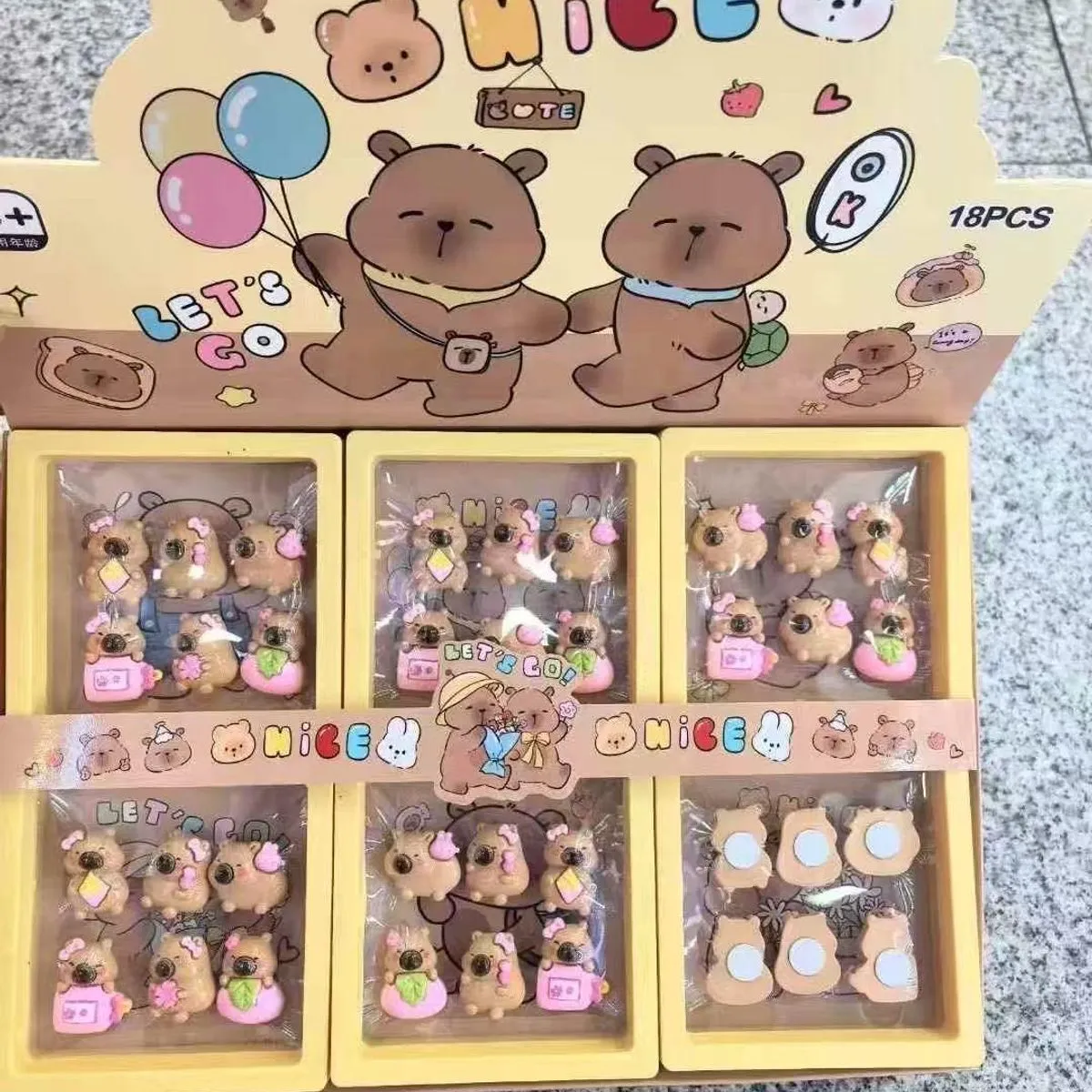 Zestaw breloków charms z kapibarą Nicee 18 szt
