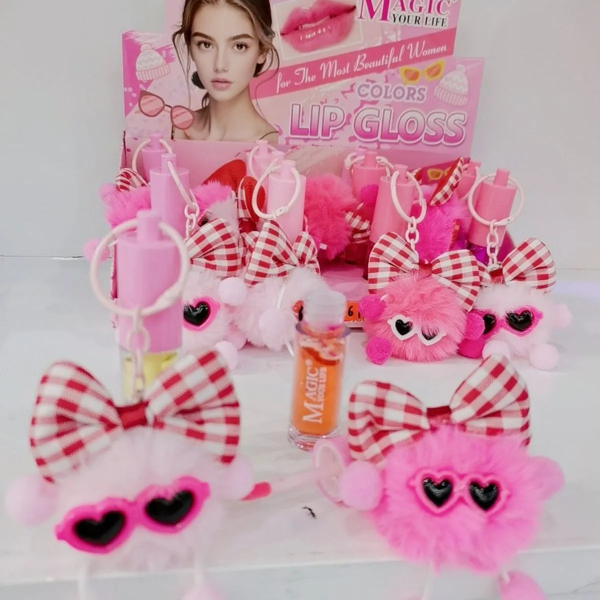 Lip Gloss Colors Magic z breloczkami pomponikami 12 szt