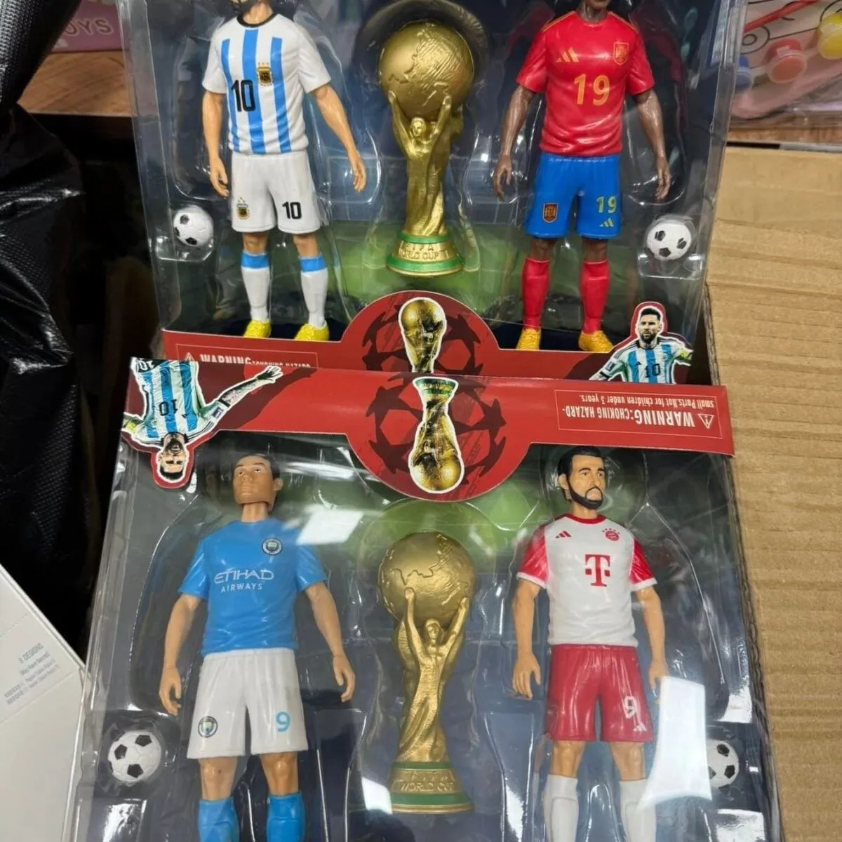 Zestaw figurek piłkarzy FIFA World Cup z pucharami