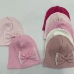Czapki dziecięce dzianinowe z koronkowym bantem, mix kolorów