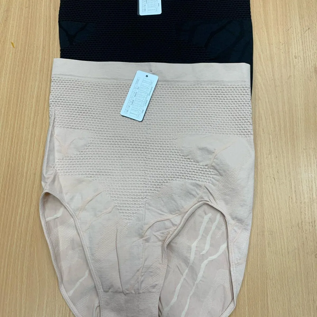 Majki damskie rozmiar M-XL, czarne i beżowe