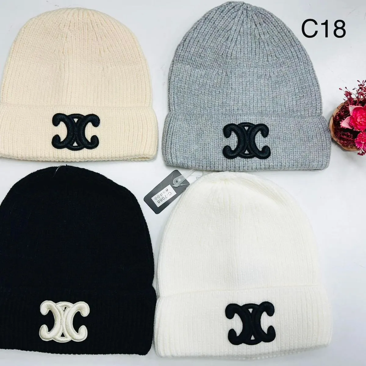 Czapki damskie beanie z aplikacją CC, 4 kolory