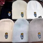 Czapki damskie beanie z naszywką misia, 6 kolorów