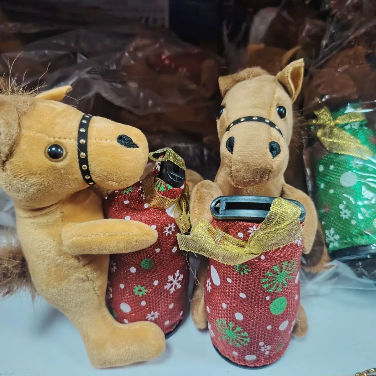Figurki koników pluszowych z butelkami dekoracja świąteczna