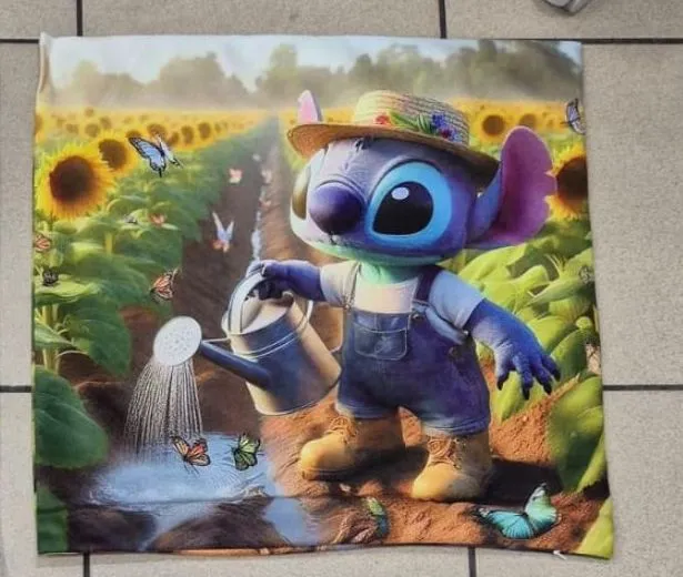 Poszewki 40x40 cm Stitch podlewa słoneczniki
