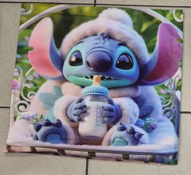 Poszewki 40x40 cm Stitch Lilo & Stitch z butelką