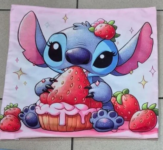 Poszewki 40x40 cm Lilo & Stitch z truskawkami
