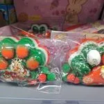 Gniotki Squeeze Toys łapa świąteczna zielona-pomarańczowa