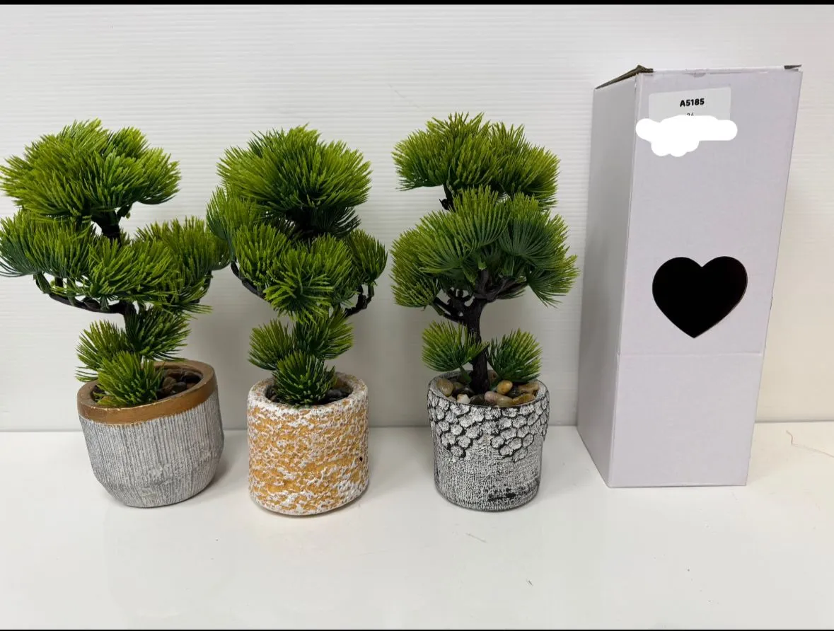 Sztuczne drzewka bonsai w ceramicznych doniczkach