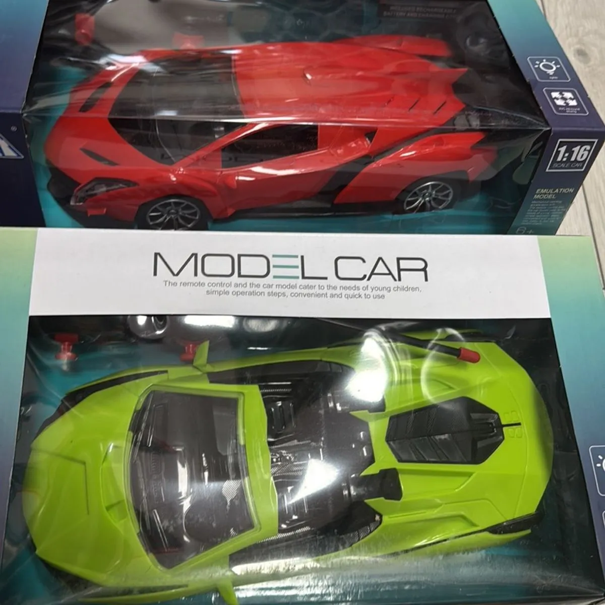 Model Car RC 1:16 Czerwony i Zielony - zdalnie sterowany
