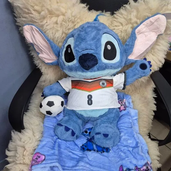 Maskotka Stitch z kocykiem i koszulką Niemcy nr 8