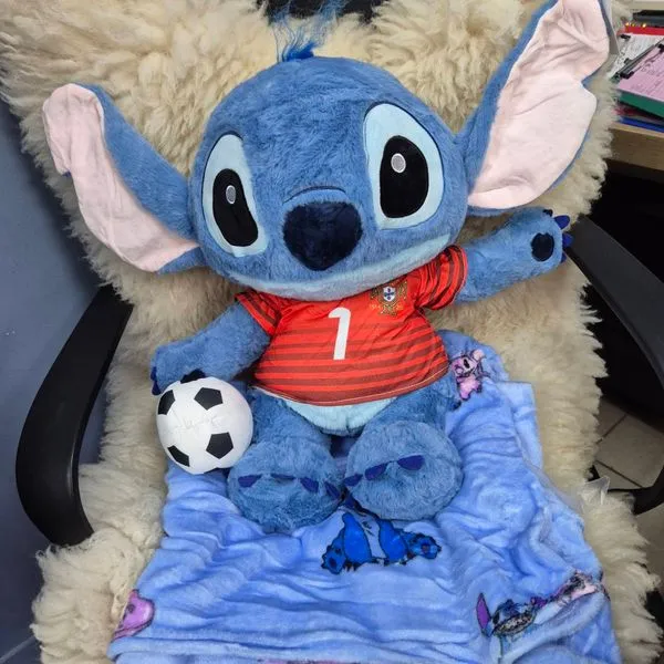 Maskotka Stitch z kocykiem i piłką, niebieski