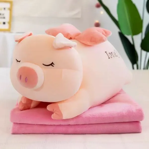 Maskotka prosiaczek z skrzydłami i kocykiem