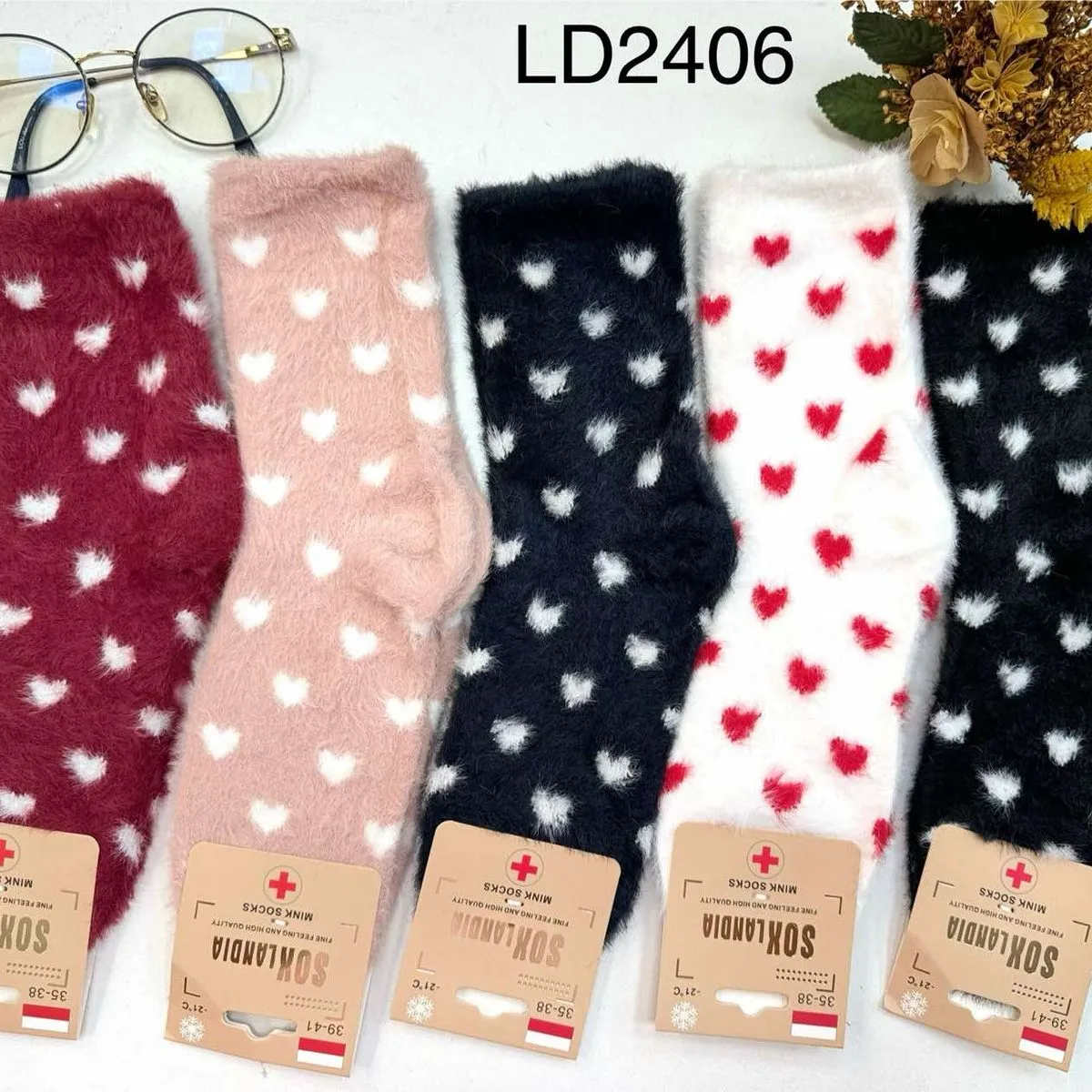 Skarpetki damskie futrzane w serca LD2406