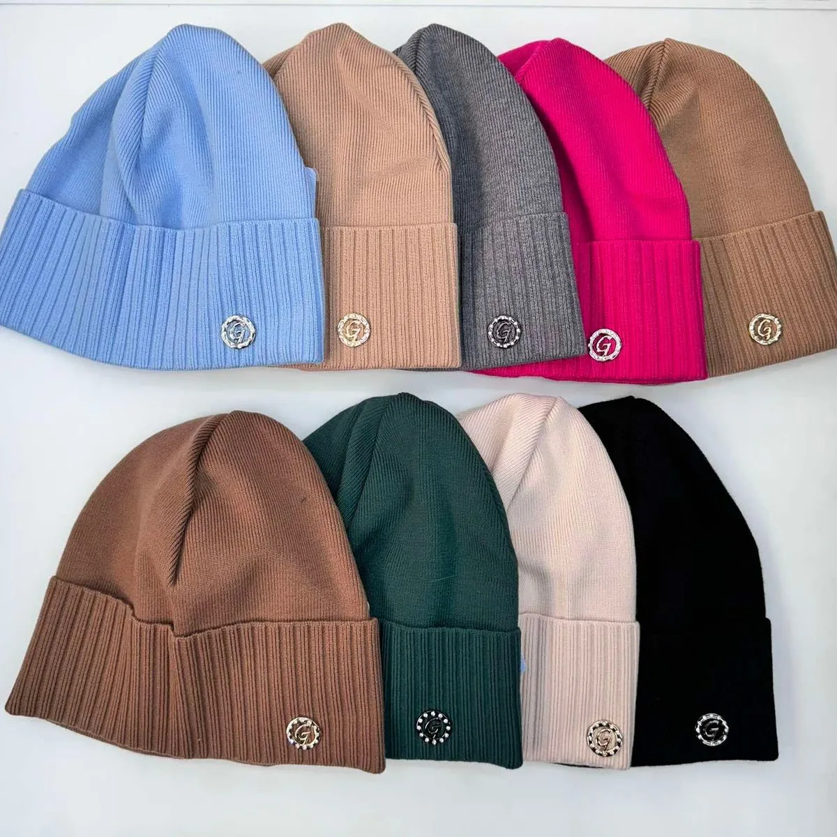 Czapki damskie beanie z ozdobą, 8 kolorów