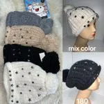 Czapki damskie beanie z pomponem i aplikacjami gwiazdek mix kolorów