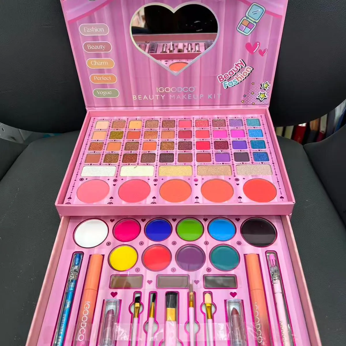 Zestaw kosmetyczny Beauty Kit paleta cieni róż pomadki
