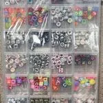 Zestaw koralików do bransoletek litery organizer 24 sekcje