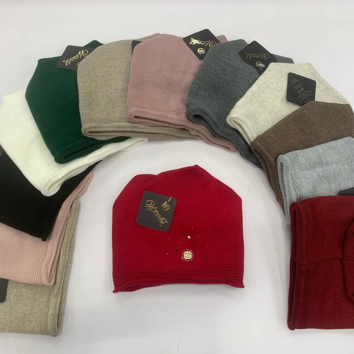 Czapki damskie różne kolory beanie z ozdobą