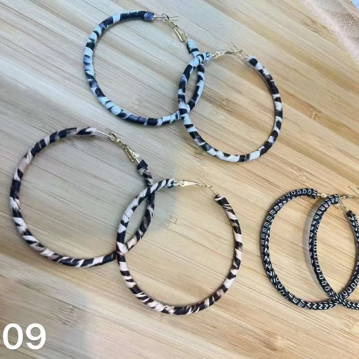 Kolczyki damskie hoops w wzór cętkowany