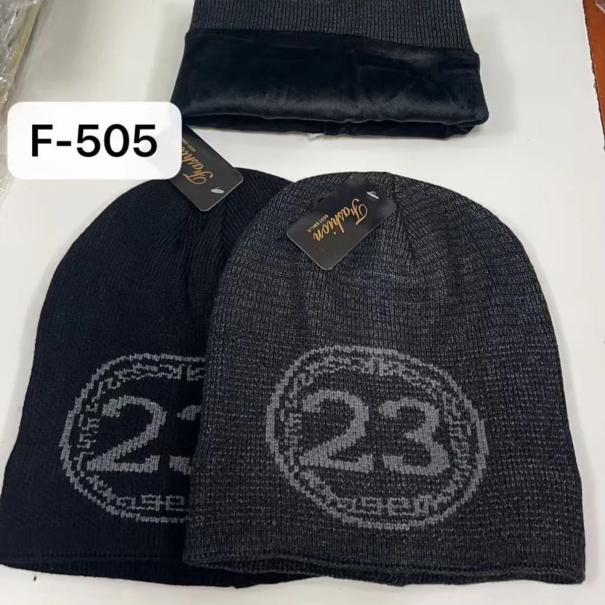 Czapki damskie F-505 czarne z etykietą 22/23