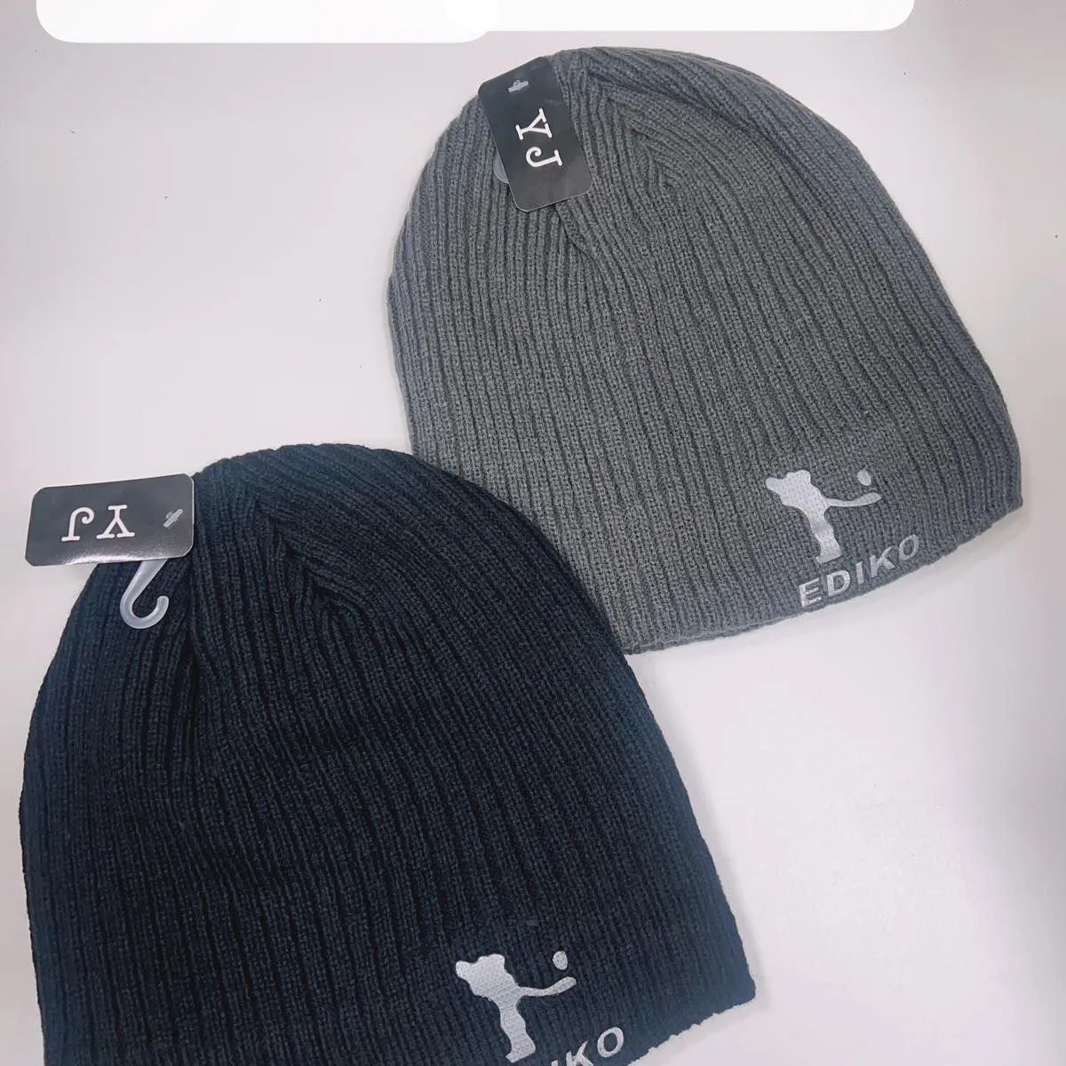 Czapki damskie beanie szare i czarne z nadrukiem EDIRKO